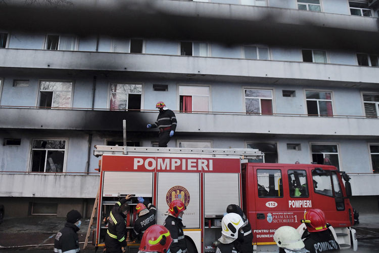 Четирима души загинаха при пожар в болница за лечение на КОВИД-19 в Румъния