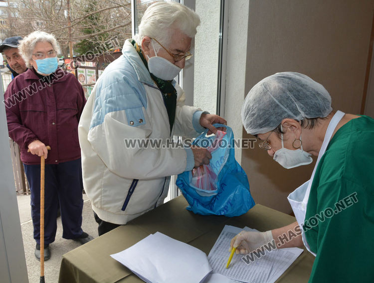 Пиле с ориз и леща за „топъл обяд“ на нуждаещи се в Хасково