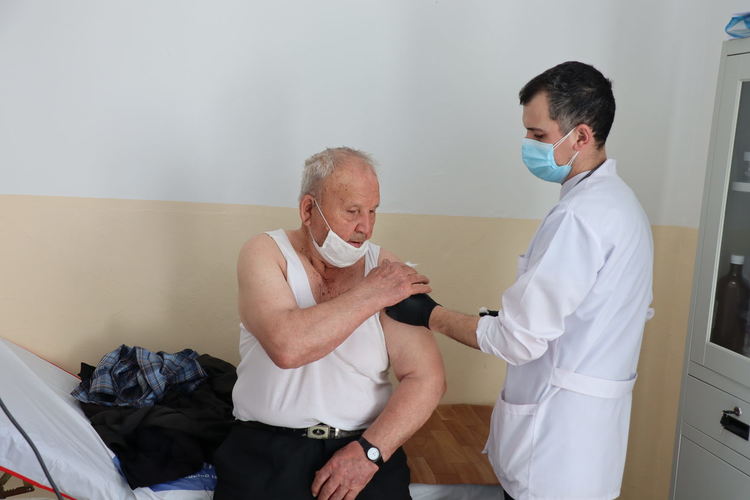 Семейство от Момчилград е сред новозаразените с COVID 19, наплив за ваксиниране в областта