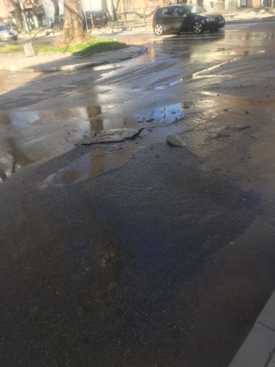 Авария на водопровод на бул."България" в Асеновград 