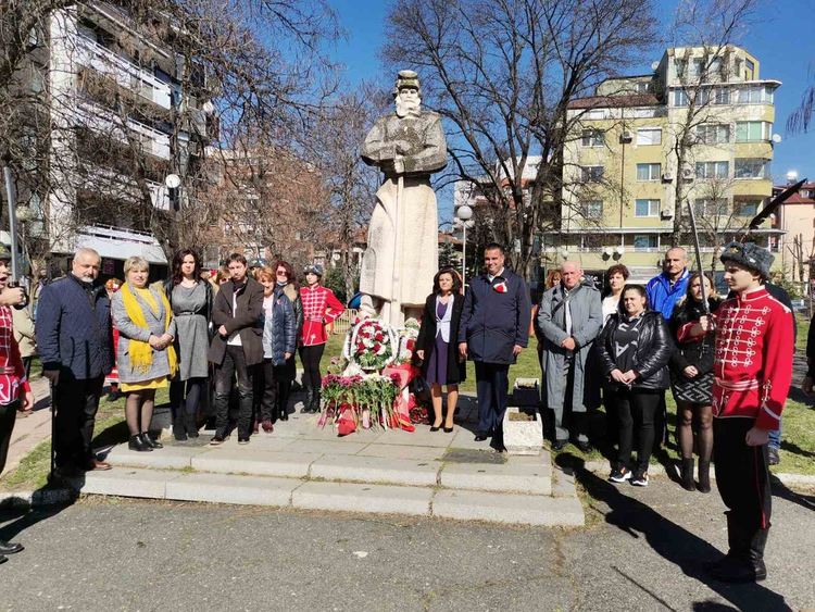 Севда Камбурова и актива на ГЕРБ поднесоха венци пред монументите на Освободителите