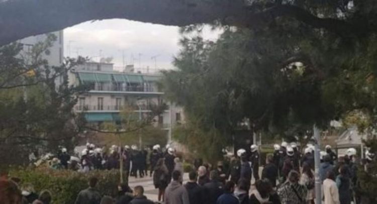 Размирици и сблъсъци с полицията в Атина след глоба за разходка в парка