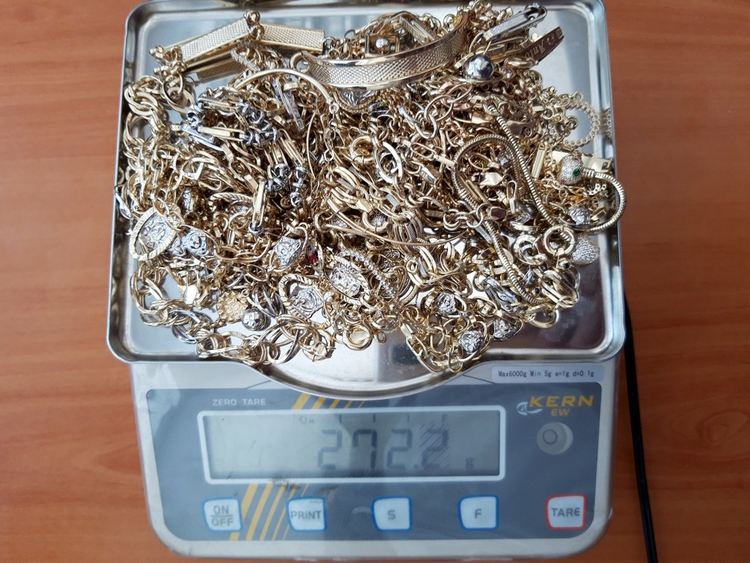 Разкриха контрабанда на златни и сребърни бижута в кутии от баклава