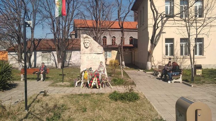 Подобряват градинката при паметника на Васил Левски в Асеновград 