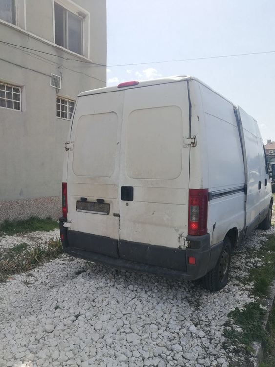 Спипаха 41 нелегални чужденци в аварирал по АМ“Тракия“ хасковски бус