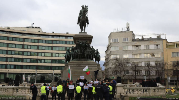 Протест пред парламента съпроводи клетвата на новите депутати