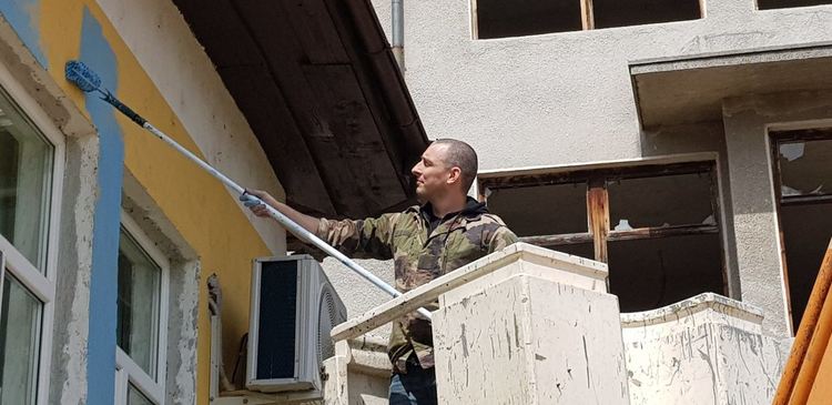 Учители даряват на учениците си изографисана фасада на училището