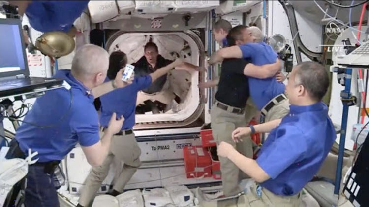 Пилотираният кораб "Дракон" на SpaceX се скачи с МКС