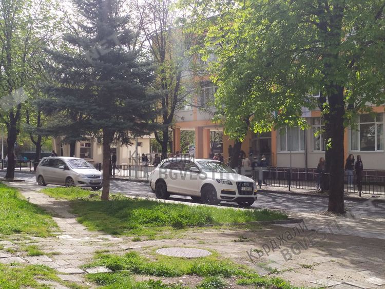Солени глоби разчистиха подстъпите към СУ”Отец Паисий”, санкционират и преподаватели за неправилно паркиране