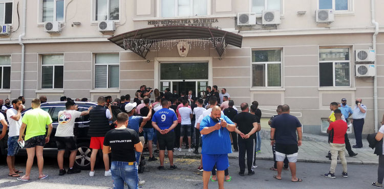 Протест пред сливенската болница след смъртта на 15-годишно дете