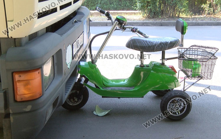 Водач на триколка се блъсна челно в спрял камион в Хасково