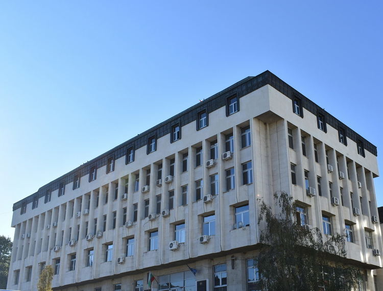 Общинската администрация временно преустановява работата си 