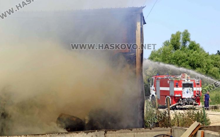 Пожари избухнаха в стопанска постройка и нива с пшеница
