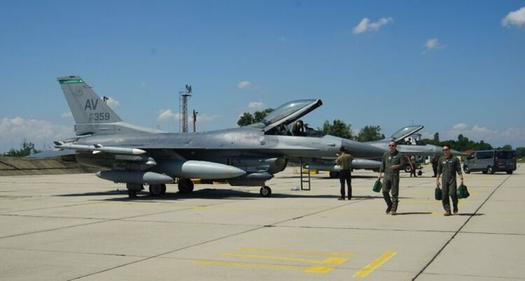 Американски F-16 се пребазираха от Италия в Граф Игнатиево