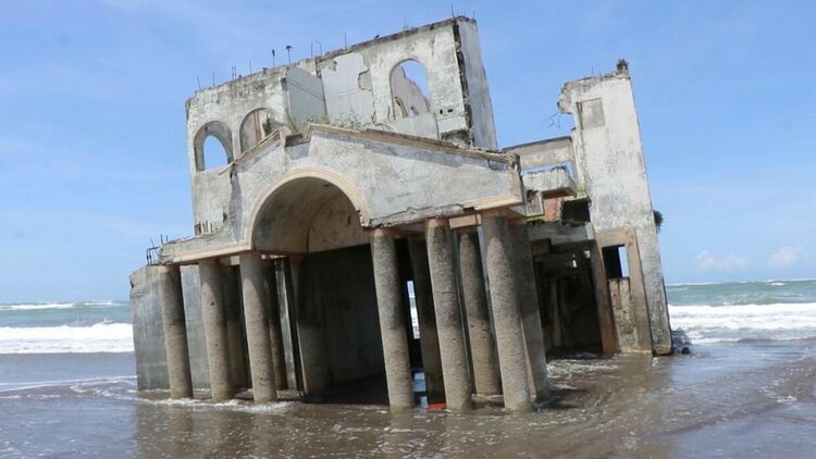 Загадъчни руини изхвърлeни във водата на плажа
