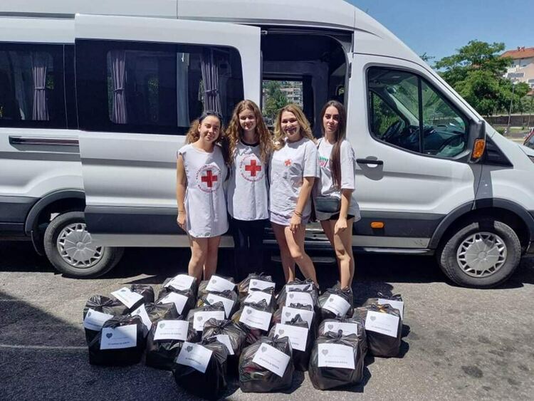 Млади доброволци на БМЧК подкрепиха възрастни и хора с увреждания в Ардино