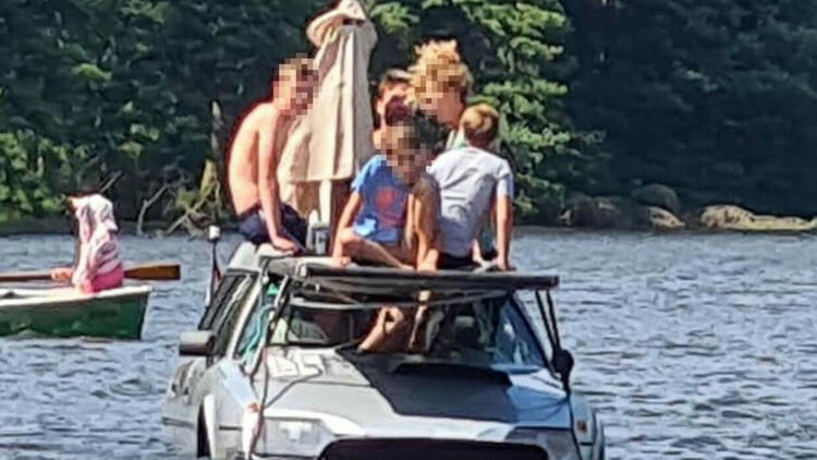 Кола амфибия се изплъзна на полицията в германска река