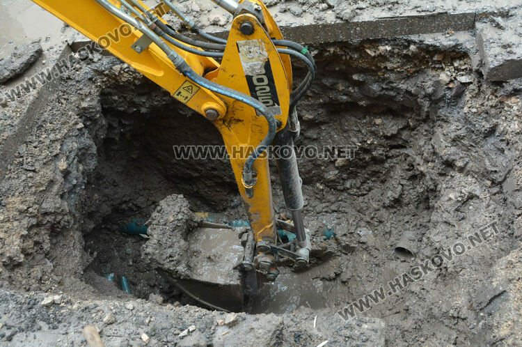 Спукаха тръба в имот на Кенана, къщите наоколо остават без вода