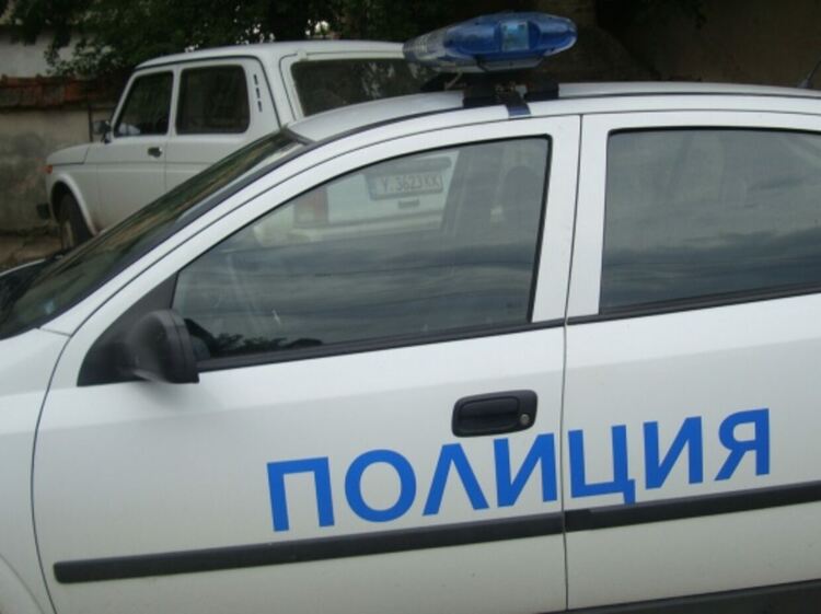 Маскиран открадна бус, докато перничанин разтоварвал стока от него