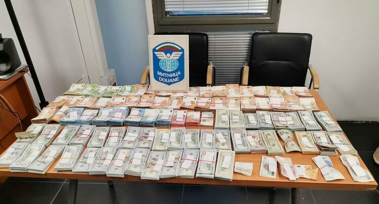 Над 1 милион лв. недекларирана валута разкриха на границата с Турция