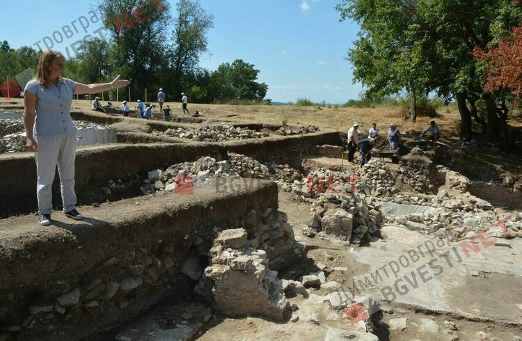 Археолози разкриват вила от преди 18 века с площ от 2700кв.м. край Димитровград