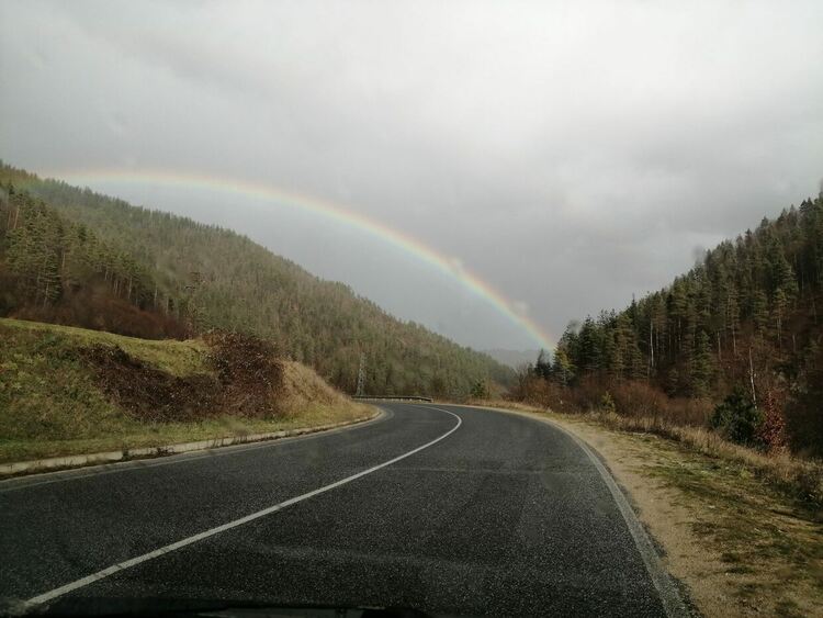 Значителна облачност и превалявания от дъжд, по върховете - сняг