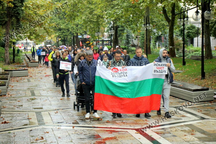Въпреки дъжда, димитровградчани се вдигнаха на протест, за да защитят качеството на въздуха си