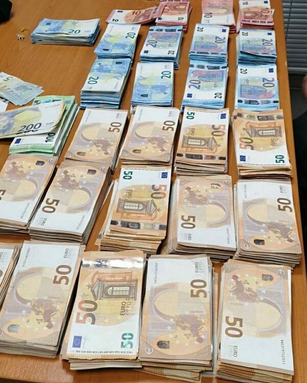 Задържаха турчин с недекларирани 99 000 евро, скрити под блузата на шофьор 