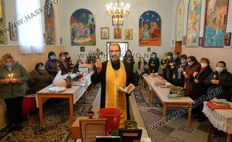 Почетоха Света Петка в храмовете в Хасково и Войводово
