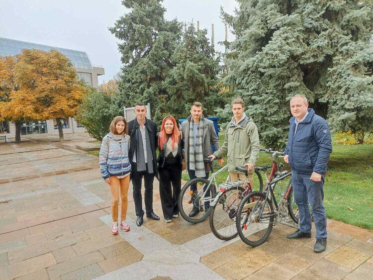 Кметът се срещна с младежите, които боядисаха монументите на входа на Първомай