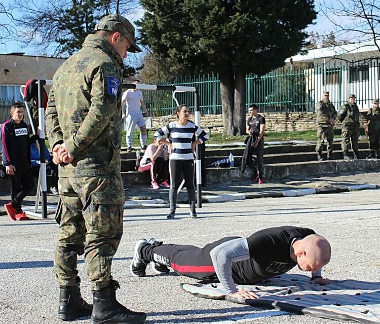 Шестима се пребориха за място във военното поделение в Хасково