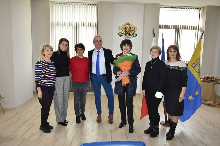 Наградиха дългогодишен финансист от община Асеновград 