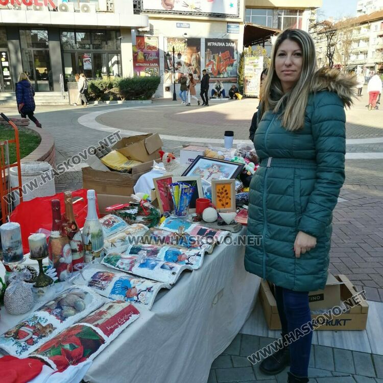 Учениците от Конуш се включват в базара за Гого с коледни ръкоделия