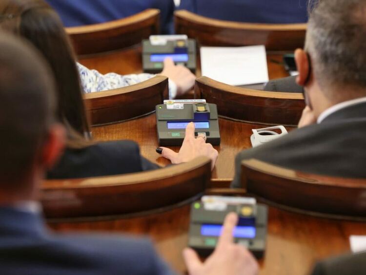 Oкончателно: Парламентът намали състава на КЕВР от девет на пет души