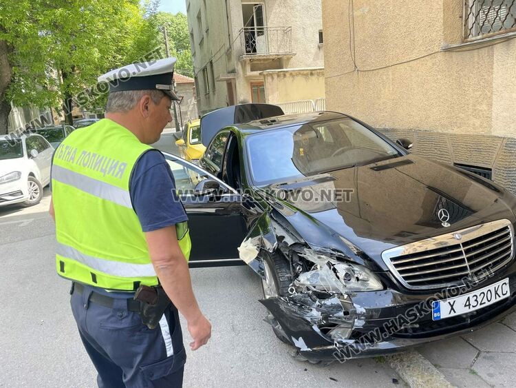 Мерцедес блъсна паркирана кола до съда в Хасково