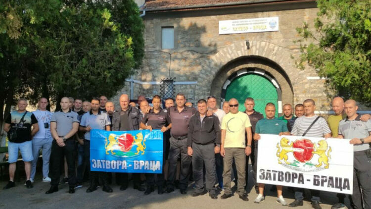 Служители на затворите излязоха на протест в редица градове на страната