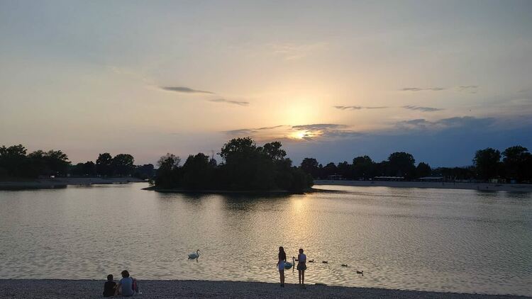 Слънчево утро, облаци следобед