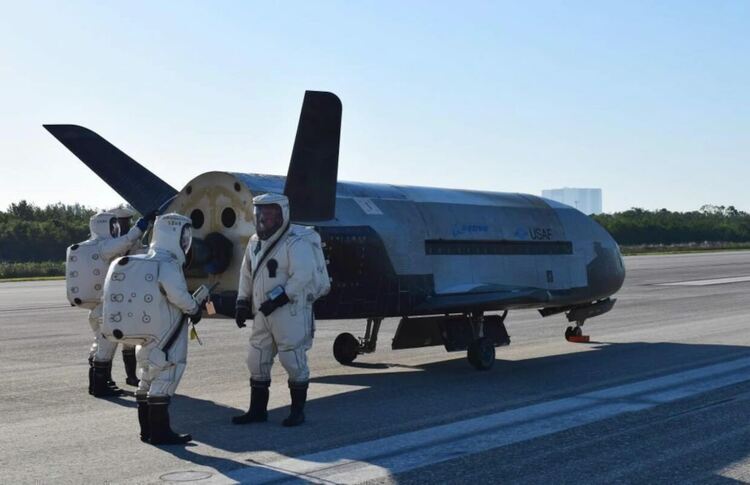 Мистериозният X-37B е в орбита рекордните 773 дни и никой не знае какво прави