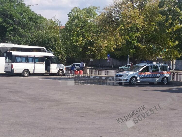 Инспектори от АА дебнат нередовни кърджалийски бусове на Автогарата в Хасково, пътници остават без превоз