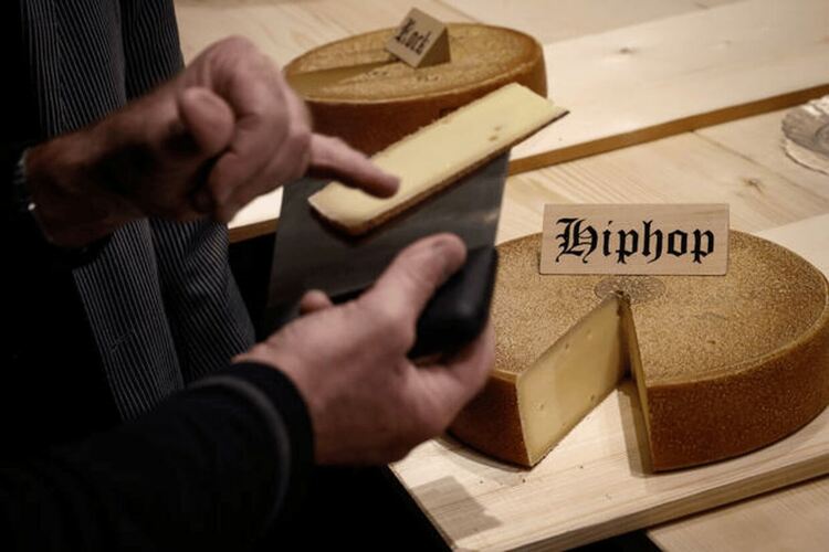 Швейцарско проучване: Сиренето, което слуша това hip-hop парче, има по-добър вкус