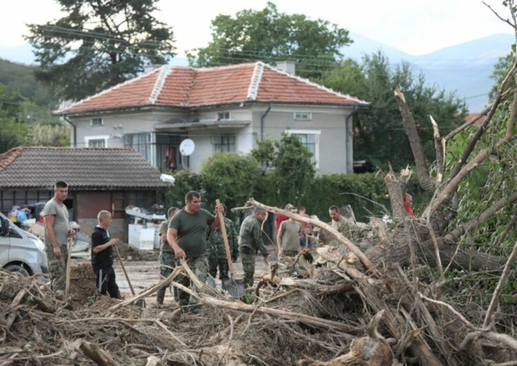 Водата в наводнените карловски села негодна за пиене. И инфраструктурата негодна