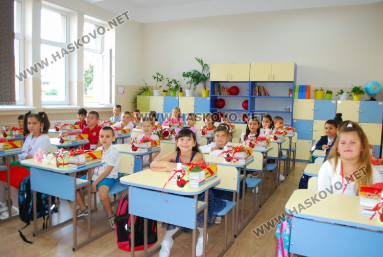 Родителите на ученици в 1. и 8. клас могат да кандидатстват за еднократна помощ от 300 лева до 15 октомври