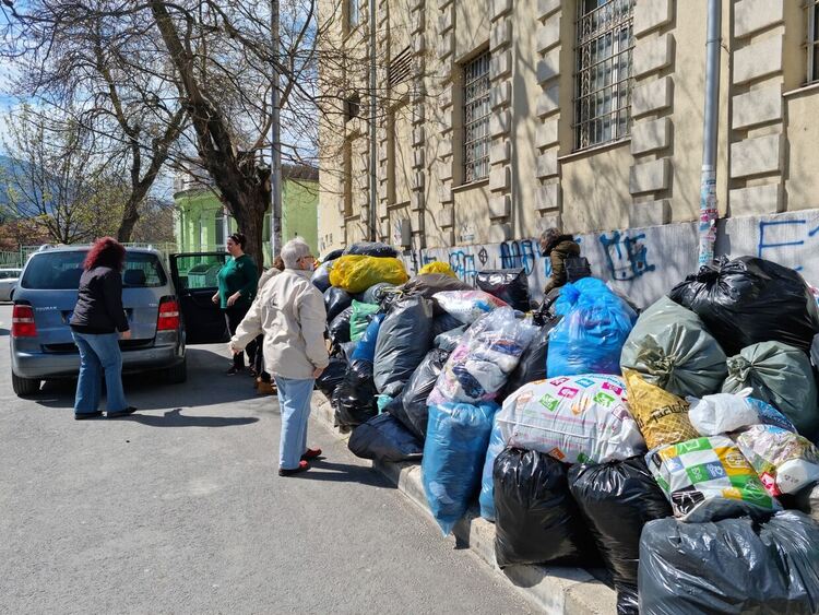 Съвместна акция на БЧК и община Асеновград за събиране на дрехи