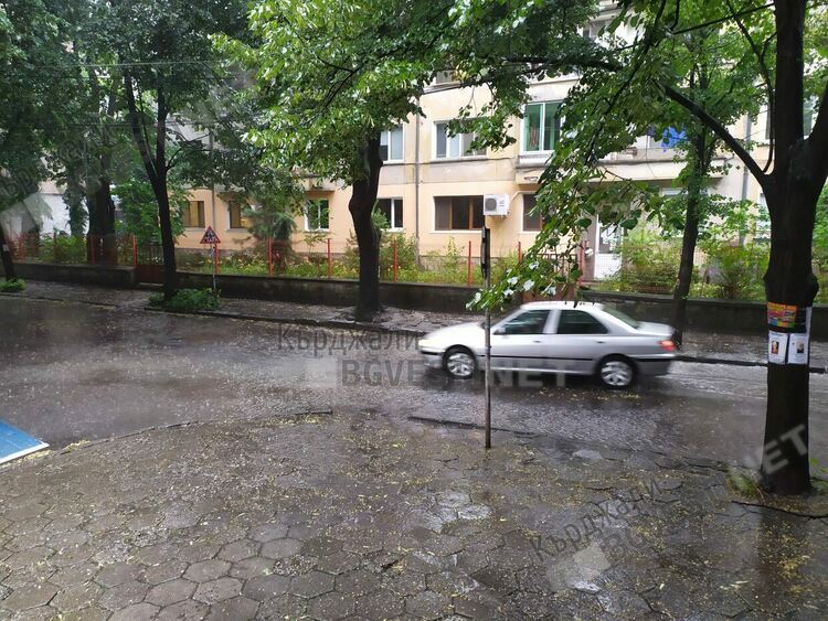 Жълт код за обилни валежи в областта,  ще вали през целия ден и в Кърджали