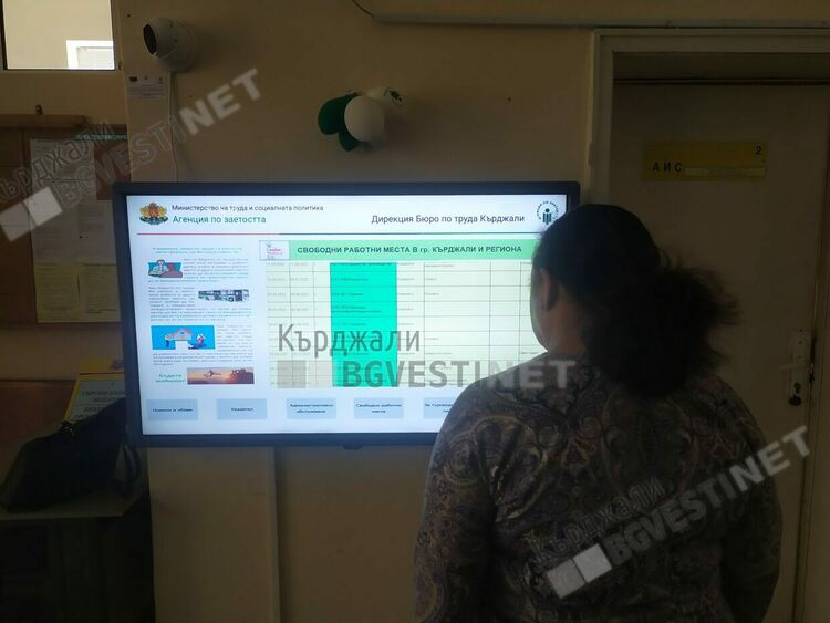 Спешно търсят касиери и работници за зареждане на рафтове за голям магазин в Кърджали