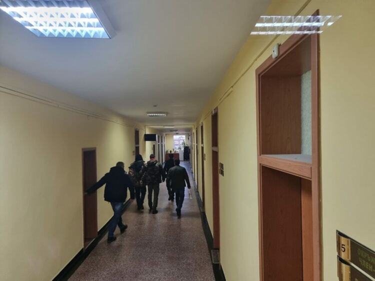 Съдът остави в ареста издирвания британец