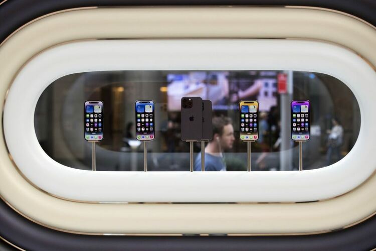 Apple пуска по-скъп iPhone Ultra през 2024