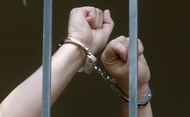 Трима младежи нападнаха и обраха 19-годишна кърджалийка,арестуват ги