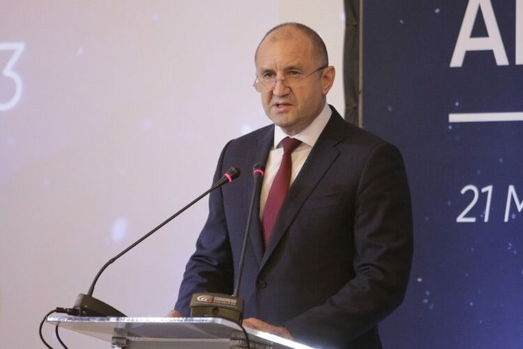 Радев заговори за силата на правото срещу правото на силата