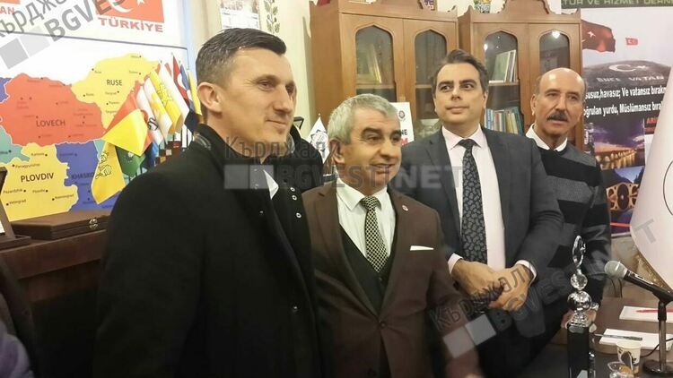 Започна голямото предизборно ухажване на изселниците в Турция